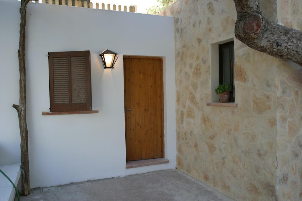 Albergue La Pergola Es Pujols Exterior foto