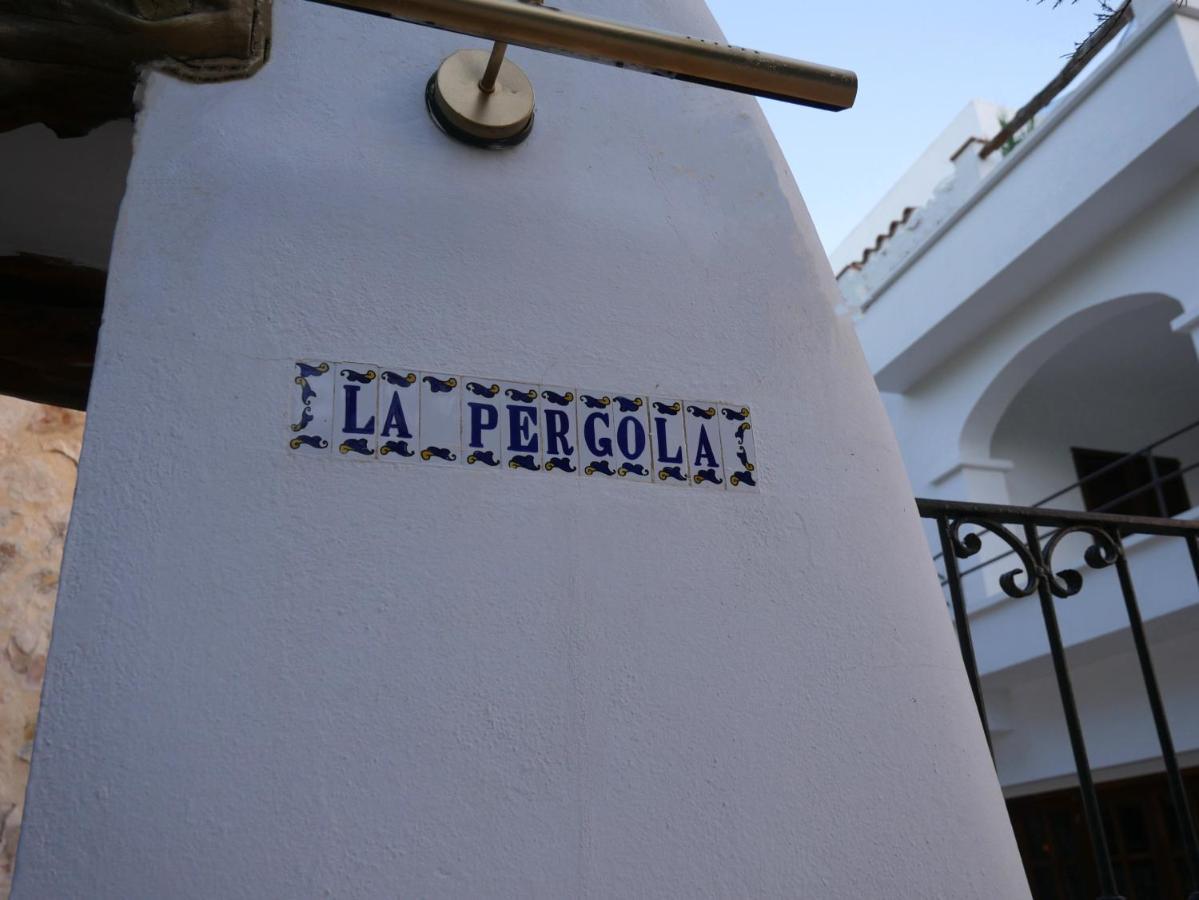 Albergue La Pergola Es Pujols Exterior foto